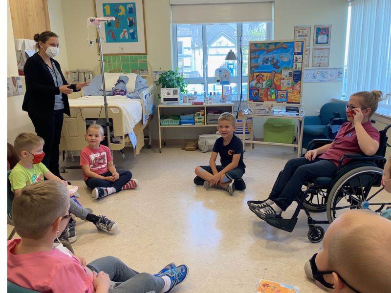 clases en un hospital con maestra hospitalaria